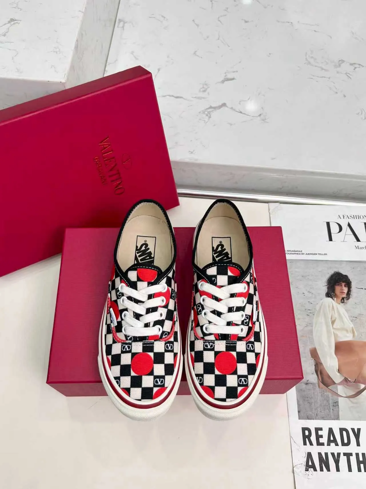 [Valentino Giving classic shoes a personality that spans the ages. Many celebrities - Jolin Tsai. Yang Zi. Liu Wen. Ma Baiquan. Choi Soobin. freen. Song Zuer. JJ Lin. zel. Cecilia Cheung. shark. Xin Yunlai...same style.